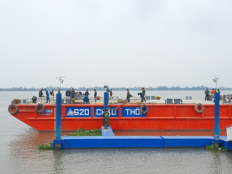 Cần Thơ bắn ph&aacute;o hoa từ giữa s&ocirc;ng, s&agrave; lan 