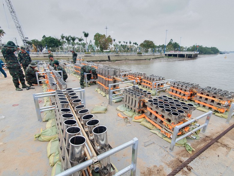 Cần Thơ bắn ph&aacute;o hoa từ giữa s&ocirc;ng, s&agrave; lan 