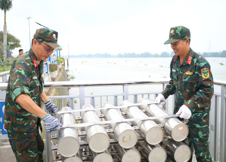 Cần Thơ bắn ph&aacute;o hoa từ giữa s&ocirc;ng, s&agrave; lan 