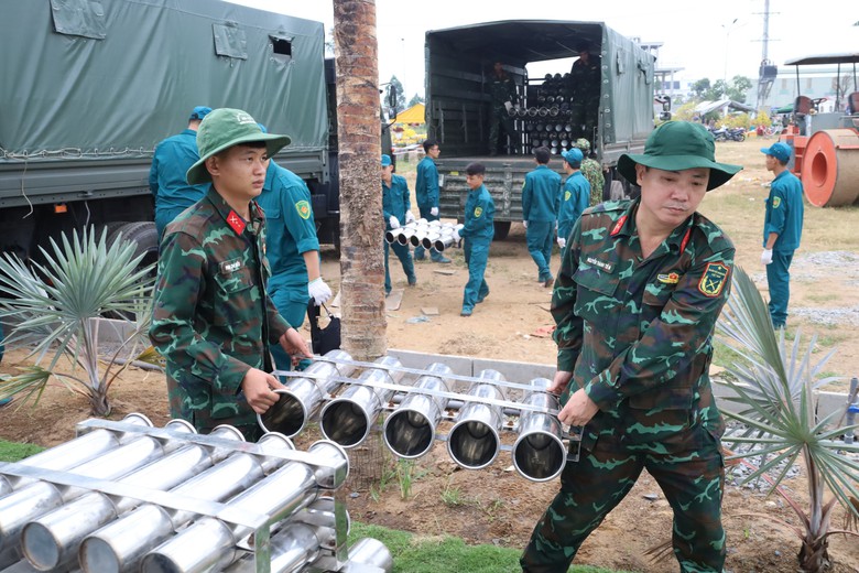 Cần Thơ bắn ph&aacute;o hoa từ giữa s&ocirc;ng, s&agrave; lan 