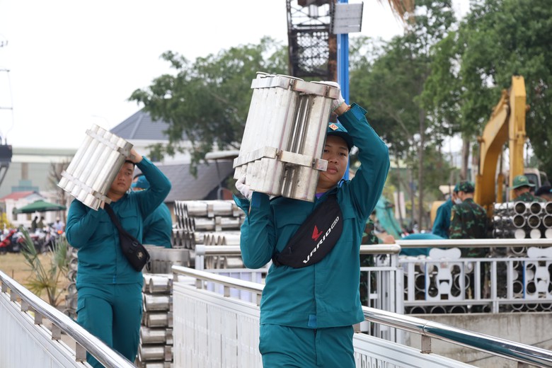 Cần Thơ bắn ph&aacute;o hoa từ giữa s&ocirc;ng, s&agrave; lan 