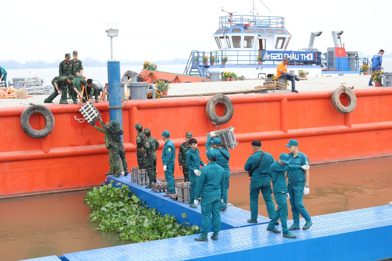 Cần Thơ bắn ph&aacute;o hoa từ giữa s&ocirc;ng, s&agrave; lan 