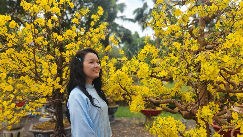 Người dân TP.HCM tranh thủ mua hoa giảm giá chiều 29 Tết- Ảnh 8. Người dân TP.HCM tranh thủ mua hoa giảm giá chiều 29 Tết- Ảnh 8.