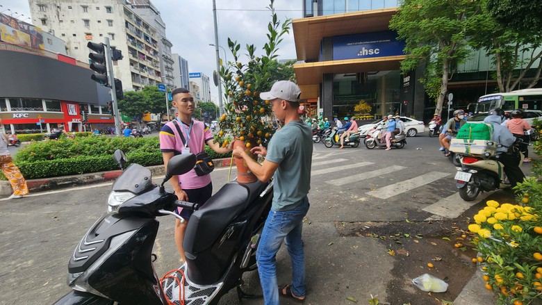 Người dân TP.HCM tranh thủ mua hoa giảm giá chiều 29 Tết- Ảnh 5. Người dân TP.HCM tranh thủ mua hoa giảm giá chiều 29 Tết- Ảnh 5.