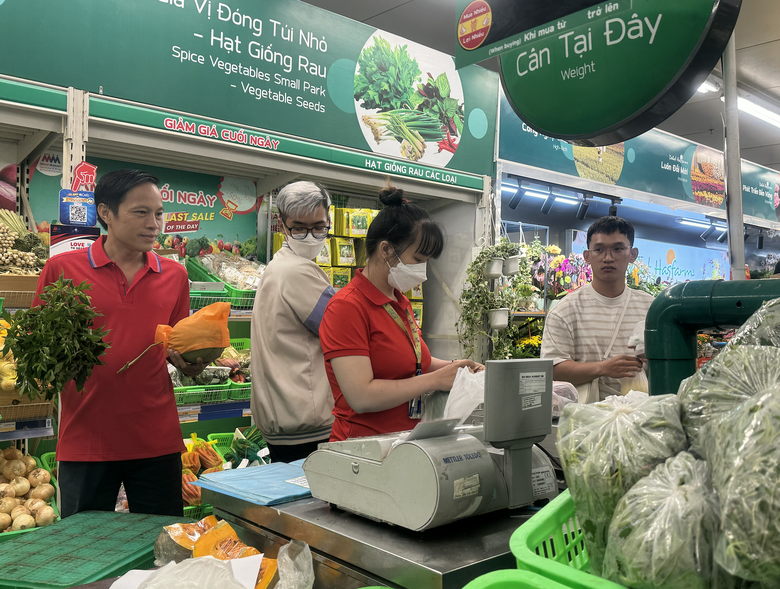 Nhộn nhịp mua sắm ng&agrave;y 30 Tết- Ảnh 7.