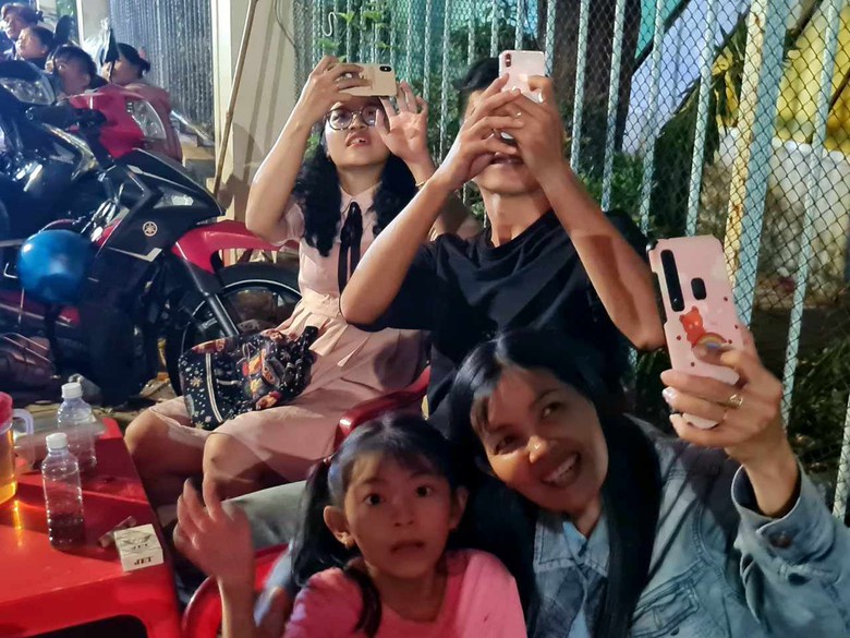 An Giang: Biển người phấn kh&iacute;ch với m&agrave;n ph&aacute;o hoa đ&oacute;n Tết- Ảnh 4.
