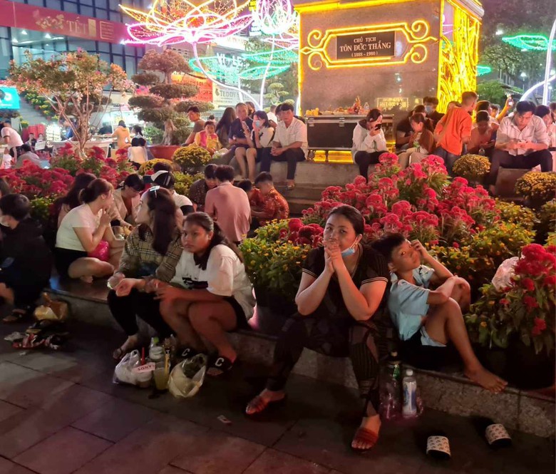 An Giang: Biển người phấn kh&iacute;ch với m&agrave;n ph&aacute;o hoa đ&oacute;n Tết- Ảnh 2.