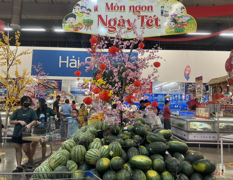 Nhộn nhịp mua sắm ng&agrave;y 30 Tết- Ảnh 6.