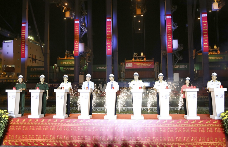 Tổng công ty Tân Cảng Sài Gòn phát lệnh làm hàng đầu xuân Giáp Thìn 2024- Ảnh 1. Tổng công ty Tân Cảng Sài Gòn phát lệnh làm hàng đầu xuân Giáp Thìn 2024- Ảnh 1.