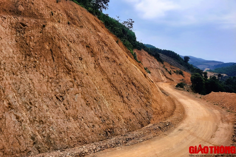 Tuyến nối 2 nh&aacute;nh đường Hồ Ch&iacute; Minh ở Quảng Trị đang thi c&ocirc;ng thế n&agrave;o?- Ảnh 2.