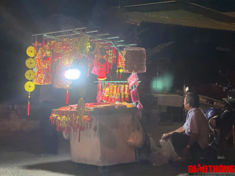 Những phận người tất bật mưu sinh đ&ecirc;m Giao thừa- Ảnh 2.