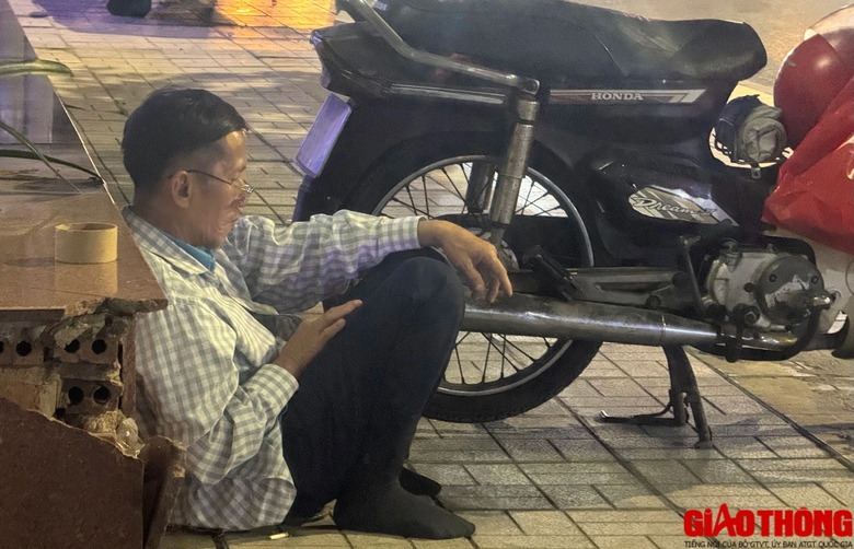 Những phận người tất bật mưu sinh đ&ecirc;m Giao thừa- Ảnh 4.