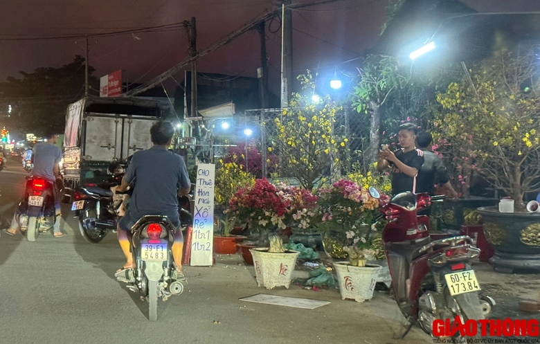 Những phận người tất bật mưu sinh đ&ecirc;m Giao thừa- Ảnh 5.