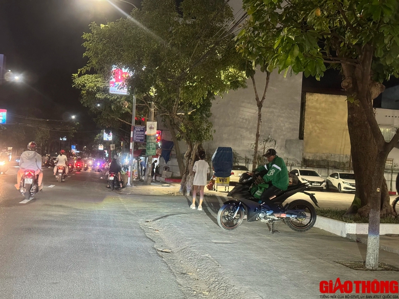 Những phận người tất bật mưu sinh đ&ecirc;m Giao thừa- Ảnh 6.