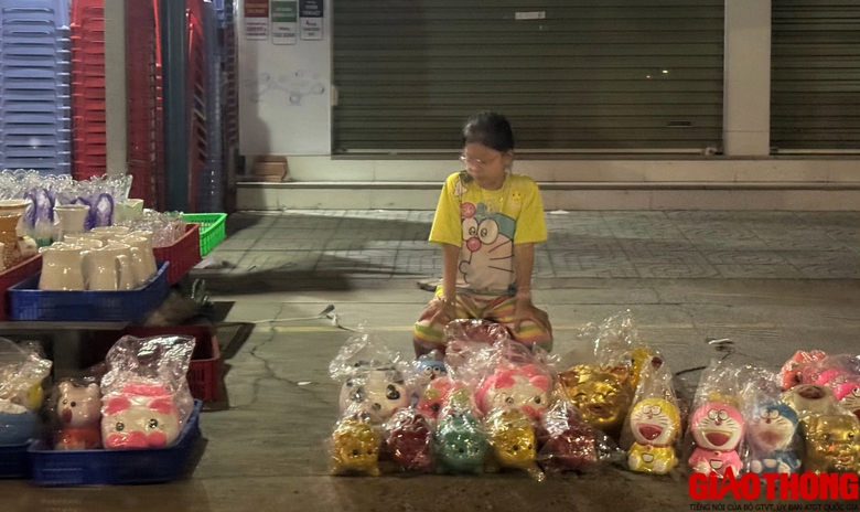 Những phận người tất bật mưu sinh đ&ecirc;m Giao thừa- Ảnh 7.