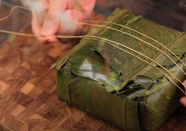 Cắt b&aacute;nh chưng d&ugrave;ng lạt hay dao dễ v&agrave; đẹp hơn, người trẻ chọn c&aacute;ch n&agrave;y- Ảnh 2.