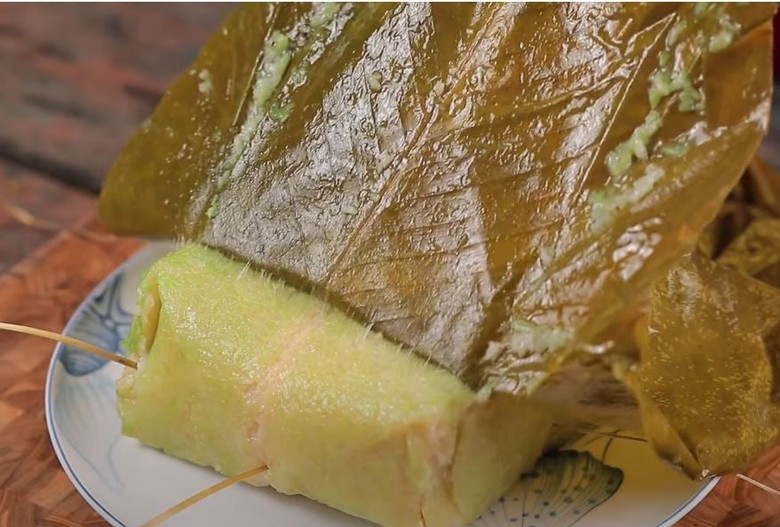 Cắt b&aacute;nh chưng d&ugrave;ng lạt hay dao dễ v&agrave; đẹp hơn, người trẻ chọn c&aacute;ch n&agrave;y- Ảnh 4.