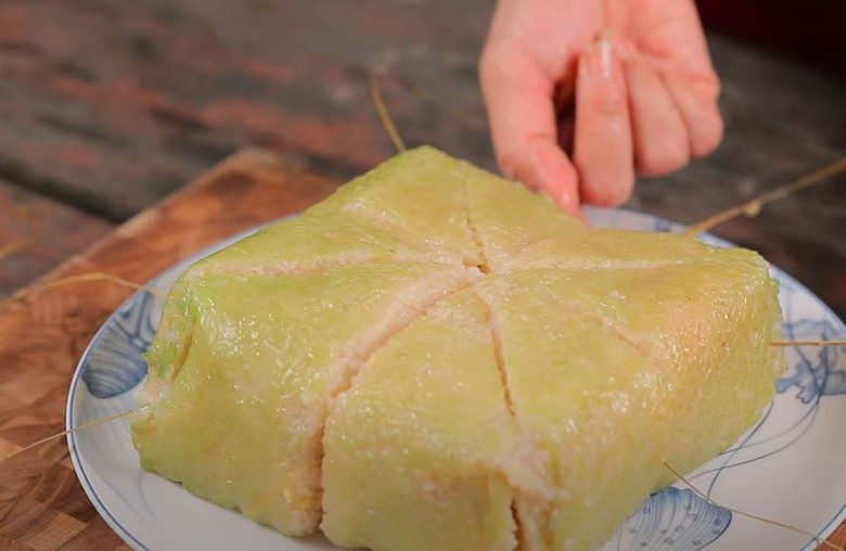 Cắt b&aacute;nh chưng d&ugrave;ng lạt hay dao dễ v&agrave; đẹp hơn, người trẻ chọn c&aacute;ch n&agrave;y- Ảnh 6.
