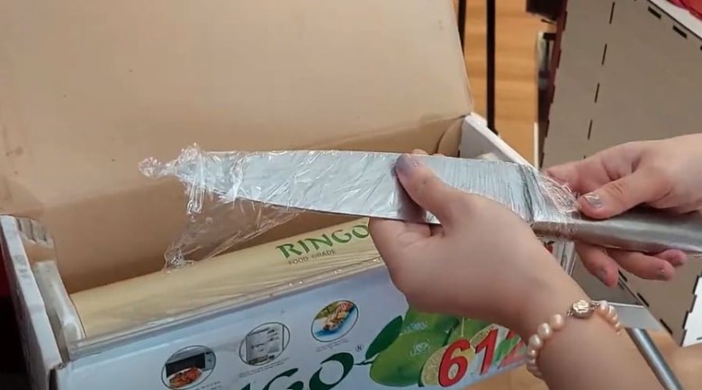 Cắt b&aacute;nh chưng d&ugrave;ng lạt hay dao dễ v&agrave; đẹp hơn, người trẻ chọn c&aacute;ch n&agrave;y- Ảnh 7.