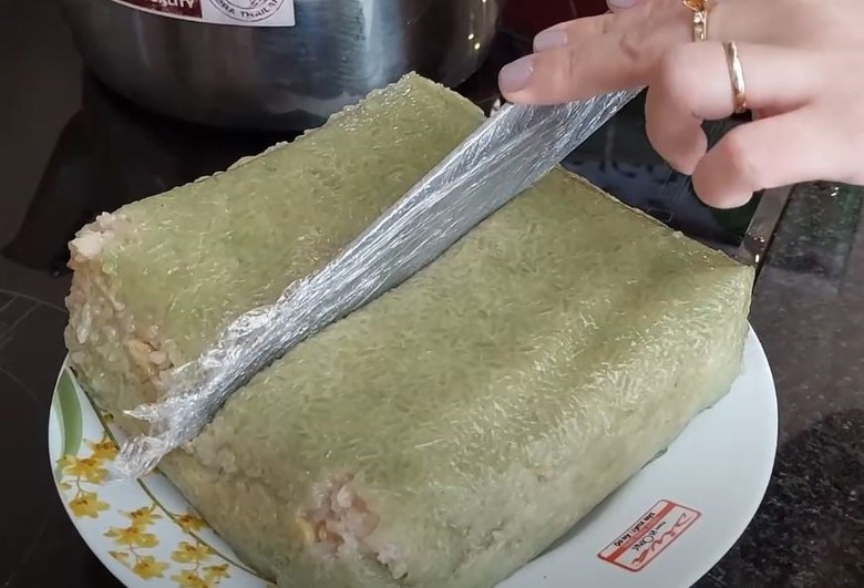 Cắt b&aacute;nh chưng d&ugrave;ng lạt hay dao dễ v&agrave; đẹp hơn, người trẻ chọn c&aacute;ch n&agrave;y- Ảnh 8.