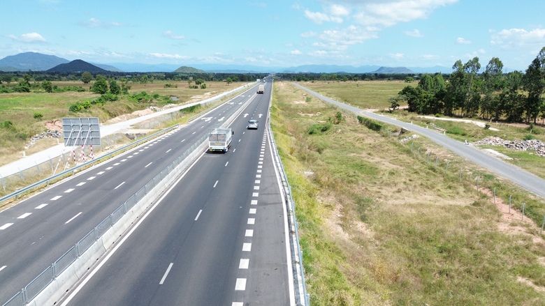 Người người về qu&ecirc;, nh&acirc;n vi&ecirc;n tuần đường vẫn cần mẫn ng&agrave;y đ&ecirc;m tr&ecirc;n cao tốc- Ảnh 6.