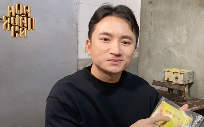 Phan Mạnh Quỳnh tại xưởng kẹo lạc của gia đ&igrave;nh trong chương tr&igrave;nh 