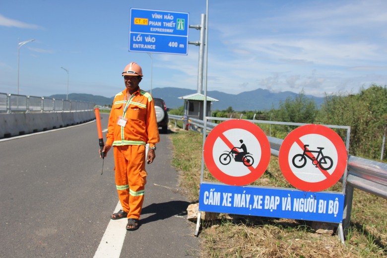 Người người về qu&ecirc;, nh&acirc;n vi&ecirc;n tuần đường vẫn cần mẫn ng&agrave;y đ&ecirc;m tr&ecirc;n cao tốc- Ảnh 1.