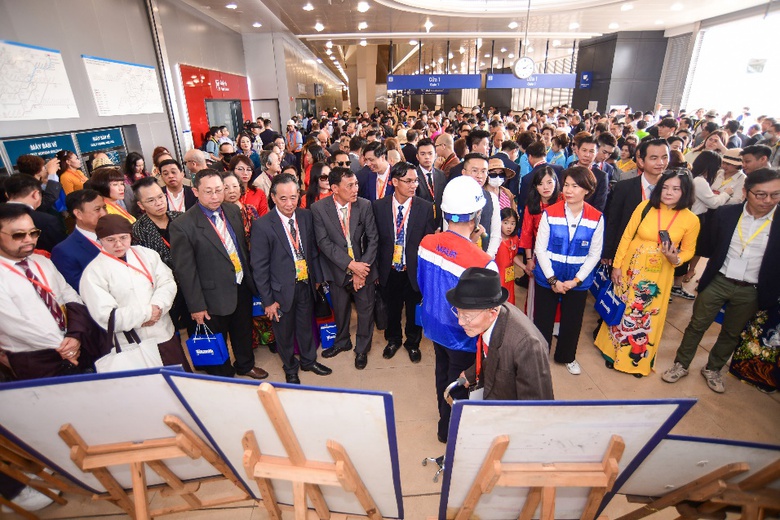 A large group of people standing in a room  Description automatically generated