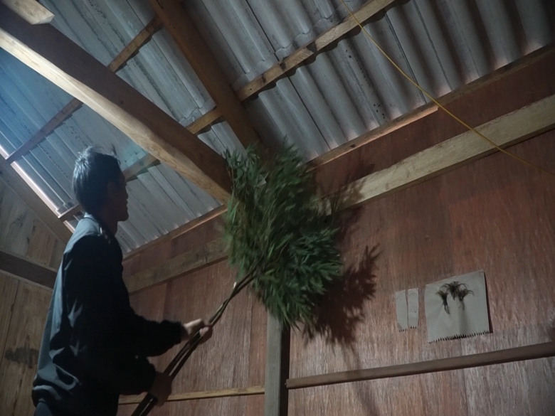 Phong tục độc đ&aacute;o ở nơi cứ đến Tết l&agrave; đ&agrave;n &ocirc;ng qu&eacute;t nh&agrave;- Ảnh 2.