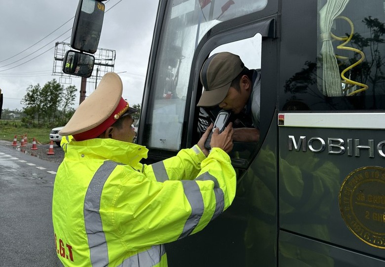 Thừa Thiên Huế: Tăng cường kiểm soát, bảo đảm ATGT xuyên đêm Giao thừa và những ngày Tết- Ảnh 2. Thừa Thiên Huế: Tăng cường kiểm soát, bảo đảm ATGT xuyên đêm Giao thừa và những ngày Tết- Ảnh 2.