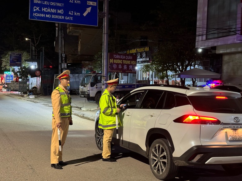 Quyết ngăn tài xế Quyết ngăn tài xế