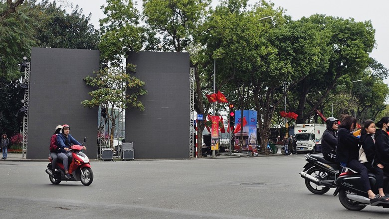 Ph&aacute;o hoa ở hồ Gươm sẵn s&agrave;ng, đường phố H&agrave; Nội trang ho&agrave;ng đ&oacute;n Tết- Ảnh 7.