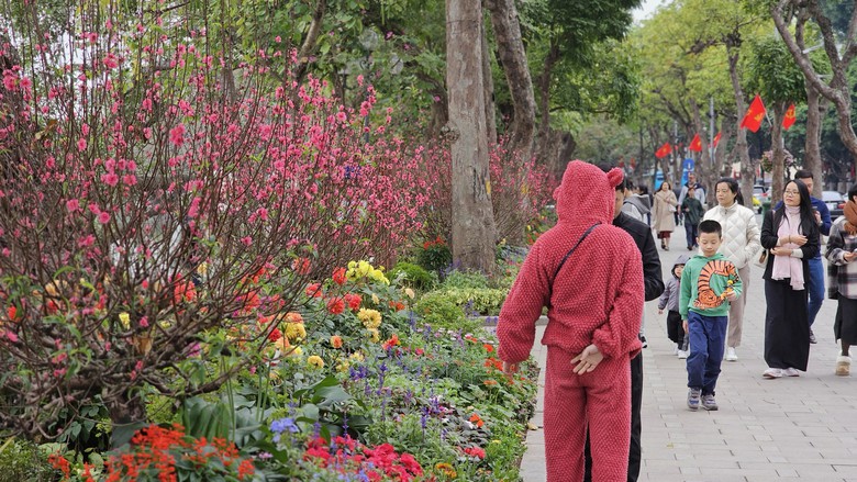 Ph&aacute;o hoa ở hồ Gươm sẵn s&agrave;ng, đường phố H&agrave; Nội trang ho&agrave;ng đ&oacute;n Tết- Ảnh 10.