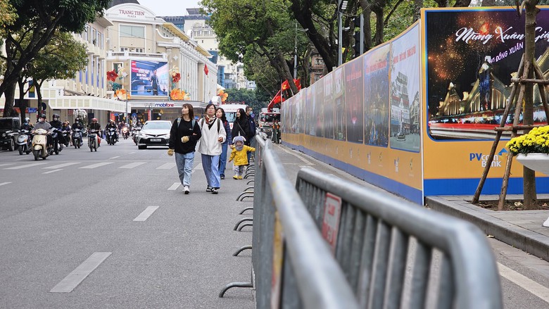 Ph&aacute;o hoa ở hồ Gươm sẵn s&agrave;ng, đường phố H&agrave; Nội trang ho&agrave;ng đ&oacute;n Tết- Ảnh 2.