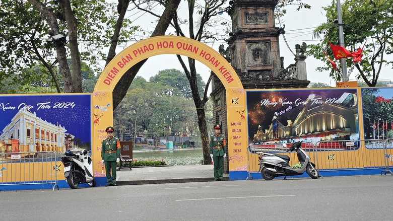 Ph&aacute;o hoa ở hồ Gươm sẵn s&agrave;ng, đường phố H&agrave; Nội trang ho&agrave;ng đ&oacute;n Tết- Ảnh 1.