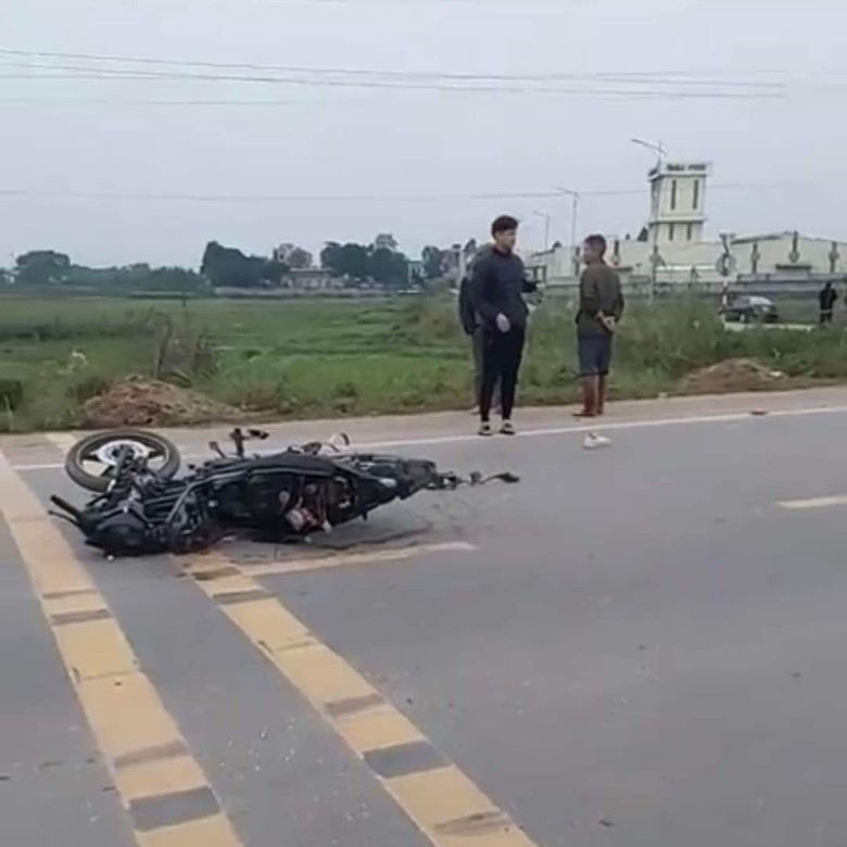 Xe m&aacute;y kh&ocirc;ng biển số chạy tốc độ cao đ&acirc;m v&agrave;o &ocirc; t&ocirc; giữa ng&atilde; tư khiến 2 người thương vong- Ảnh 3.