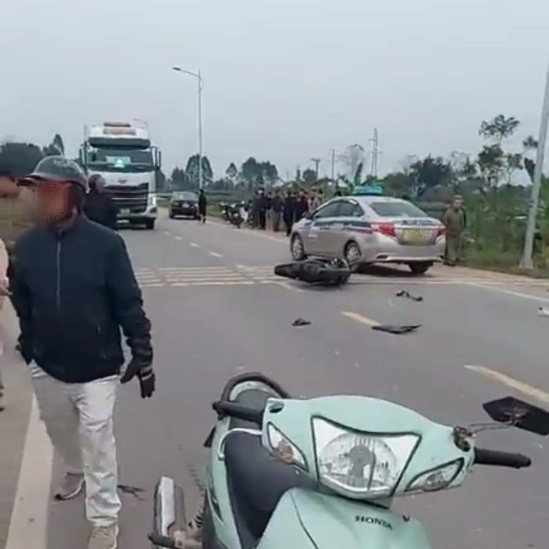 Xe m&aacute;y kh&ocirc;ng biển số chạy tốc độ cao đ&acirc;m v&agrave;o &ocirc; t&ocirc; giữa ng&atilde; tư khiến 2 người thương vong- Ảnh 1.