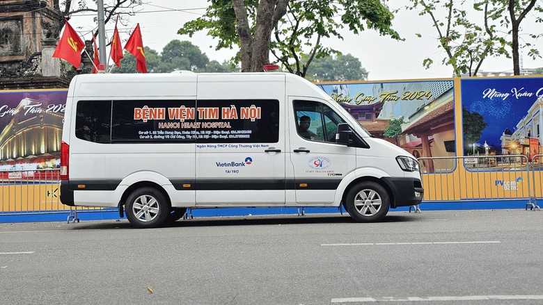 Ph&aacute;o hoa ở hồ Gươm sẵn s&agrave;ng, đường phố H&agrave; Nội trang ho&agrave;ng đ&oacute;n Tết- Ảnh 6.