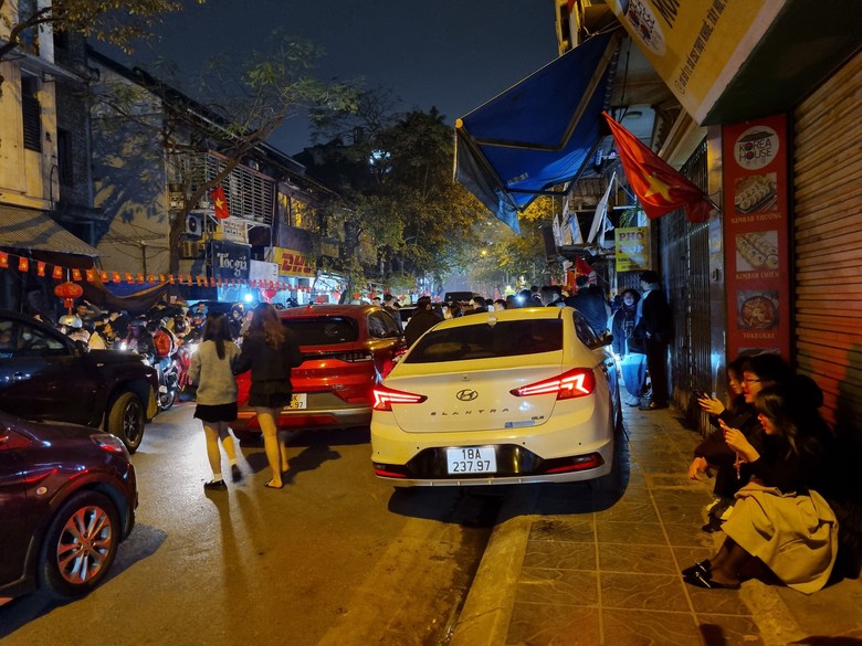 Biển người đổ ra đường xem lễ hội &aacute;nh s&aacute;ng nghệ thuật - Ảnh 6.