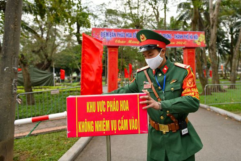 Ph&aacute;o hoa ở hồ Gươm sẵn s&agrave;ng, đường phố H&agrave; Nội trang ho&agrave;ng đ&oacute;n Tết- Ảnh 8.