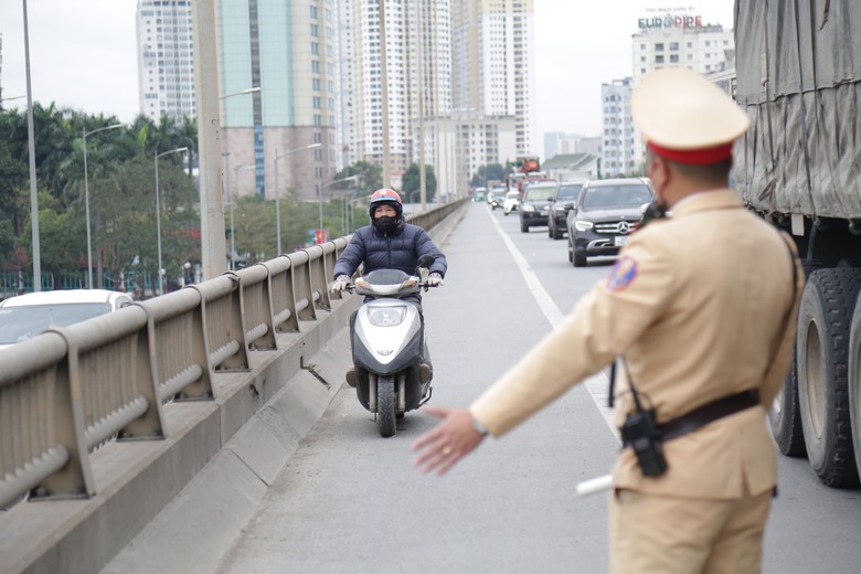Bỏ chạy khi gặp CSGT, người đi xe m&aacute;y t&ocirc;ng vỡ đ&egrave;n xe biển xanh tr&ecirc;n V&agrave;nh đai 3- Ảnh 1.