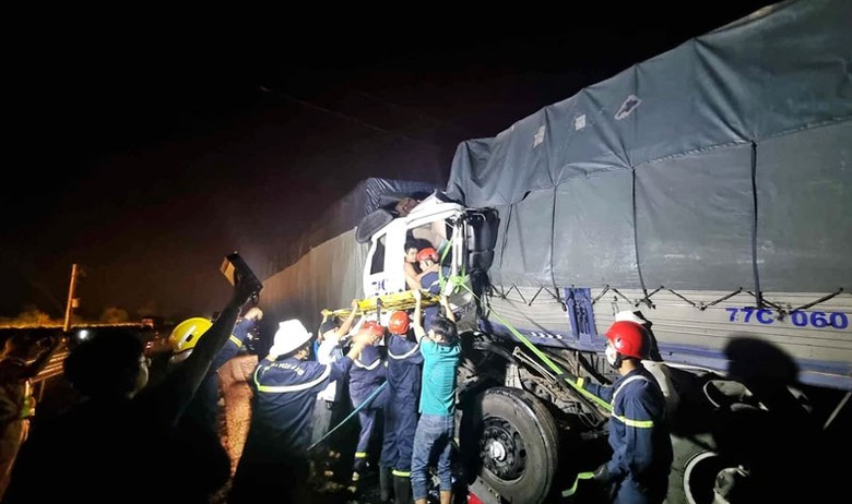 Lực lượng cảnh sát đang tiếp cận đưa phụ xe ra khỏi đầu cabin bị kẹt trong vụ tai nạn liên hoàn trên cao tốc Vĩnh Hảo-Phan Thiết. Ảnh PĐ. Lực lượng cảnh sát đang tiếp cận đưa phụ xe ra khỏi đầu cabin bị kẹt trong vụ tai nạn liên hoàn trên cao tốc Vĩnh Hảo-Phan Thiết. Ảnh PĐ.