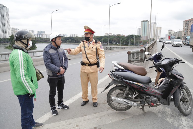 Bỏ chạy khi gặp CSGT, người đi xe m&aacute;y t&ocirc;ng vỡ đ&egrave;n xe biển xanh tr&ecirc;n V&agrave;nh đai 3- Ảnh 3.