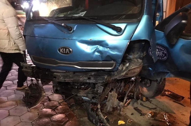 Vợ chồng nữ t&agrave;i xế v&agrave; người đi xe m&aacute;y bị thương trong vụ tai nạn li&ecirc;n ho&agrave;n ở Hải Dương- Ảnh 2.