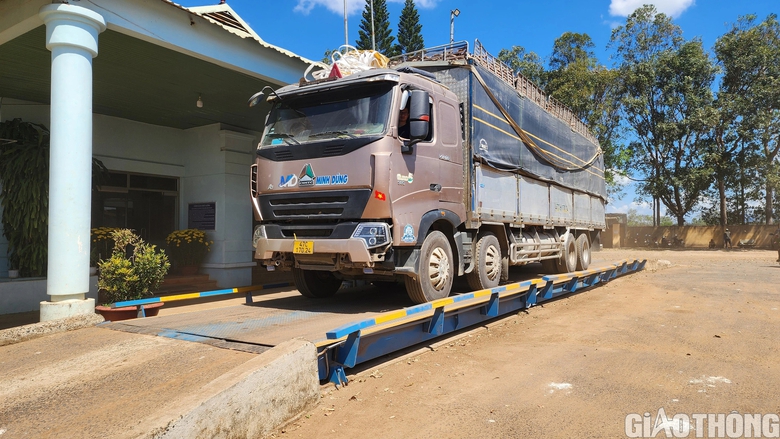Ph&oacute; gi&aacute;m đốc C&ocirc;ng an tỉnh Đắk Lắk trực tiếp kiểm tra, xử l&yacute; xe qu&aacute; tải- Ảnh 4.