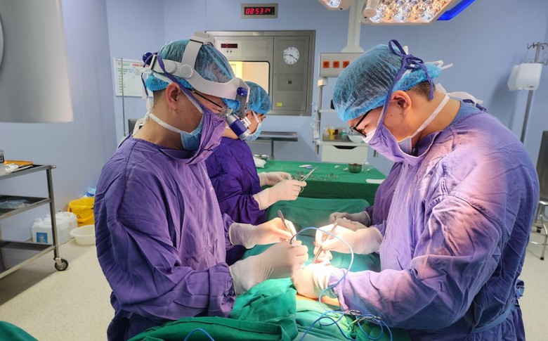 Nam trung ni&ecirc;n tự cắt đứt 