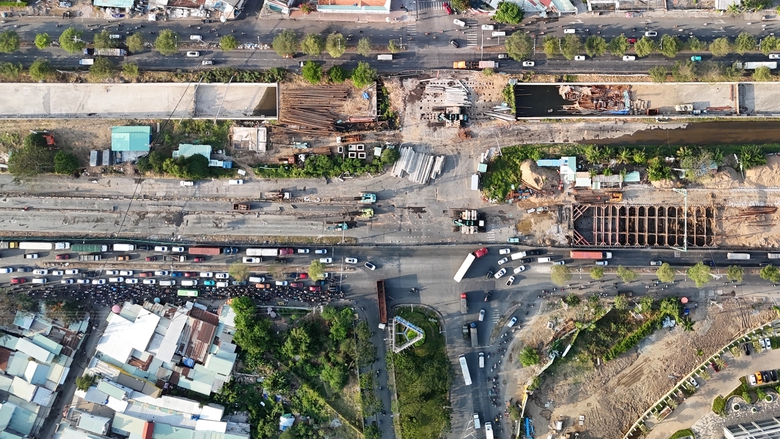 TP.HCM: Xe m&aacute;y &ldquo;l&agrave;m xiếc&rdquo;, &ocirc; t&ocirc; 