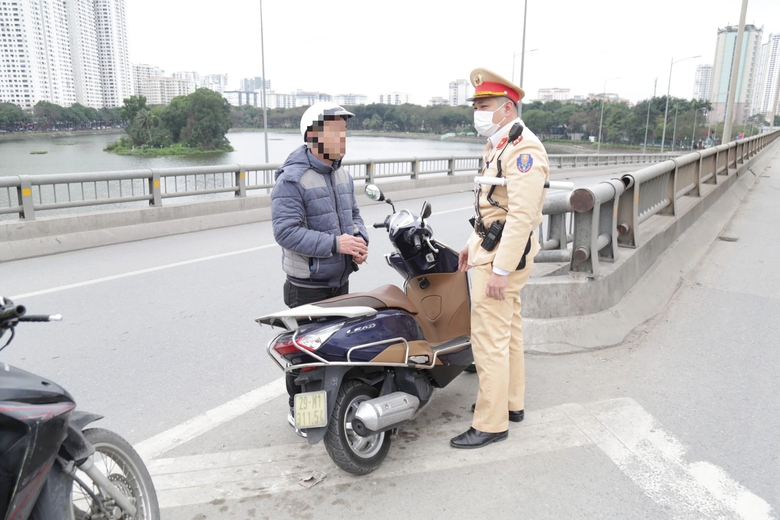 Bỏ chạy khi gặp CSGT, người đi xe m&aacute;y t&ocirc;ng vỡ đ&egrave;n xe biển xanh tr&ecirc;n V&agrave;nh đai 3- Ảnh 7.