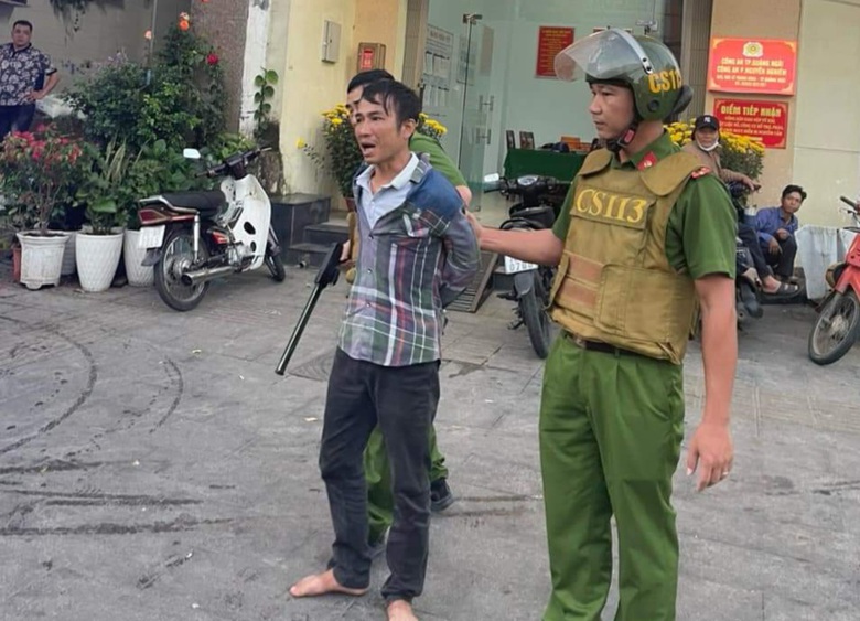 C&ocirc;ng an Quảng Ng&atilde;i kịp thời khống chế bắt giữ Thiện.