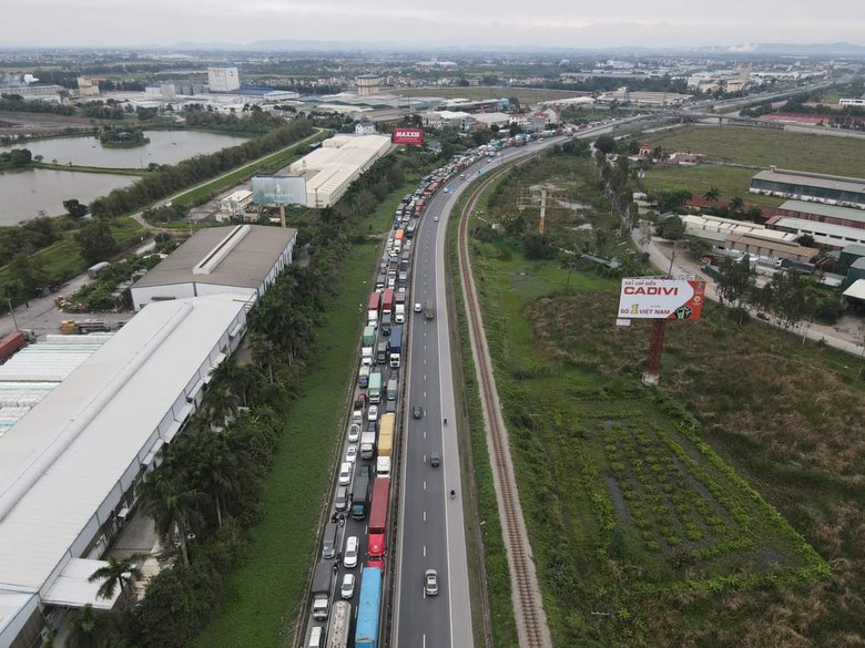 Hải Dương: Xe tải lật nghi&ecirc;ng tr&ecirc;n cầu Ph&uacute; Lương- Ảnh 2.